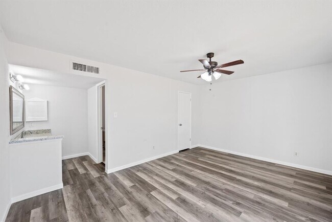 Foto del edificio - 2215 Overbrook Dr