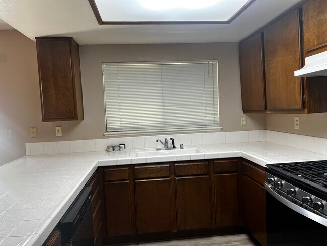 Kitchen - 2716 W Avenue K4