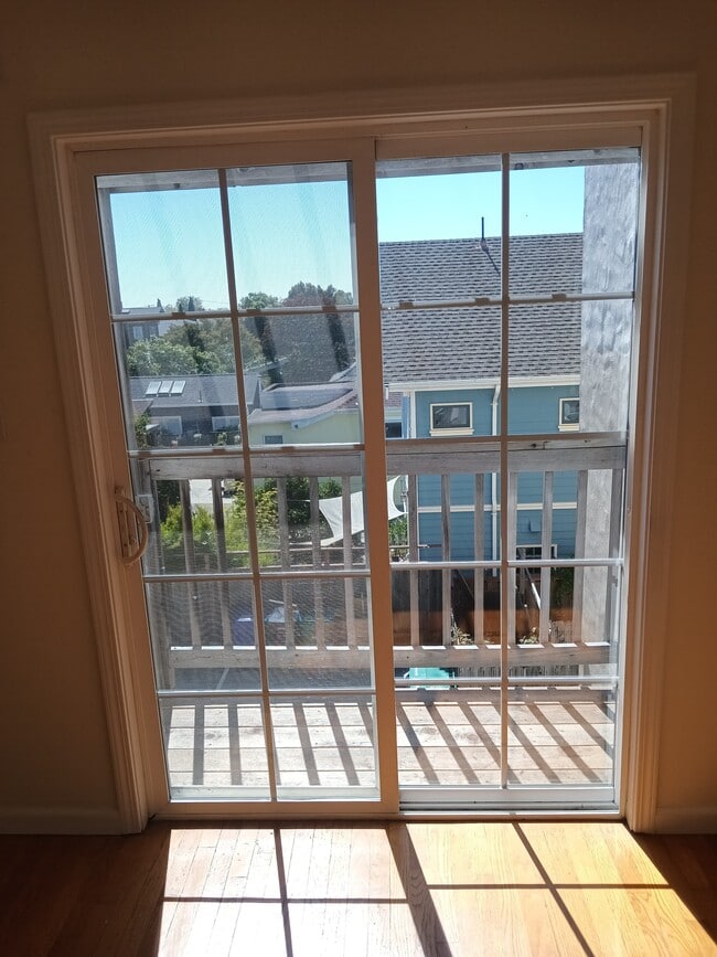 Sunny balcony - 5521 Shattuck Ave