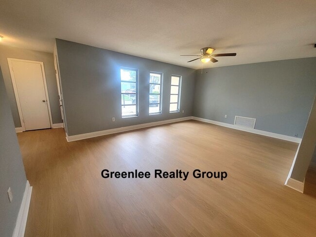 Building Photo - Beautifully Updated 3 Bedroom/2.5 Bathroom...