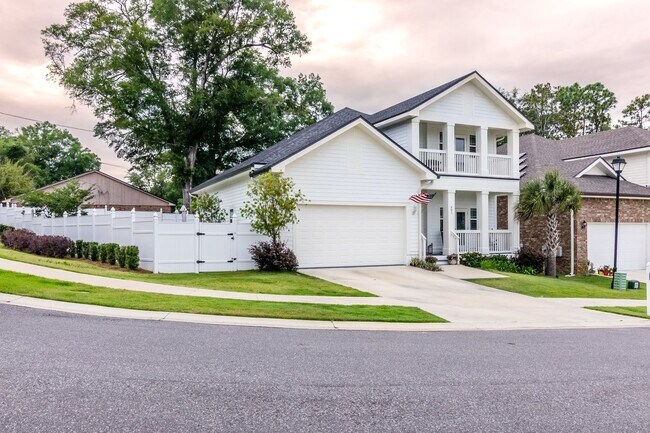 Building Photo - 5/3 Two Story Home with Water-view in Nice...