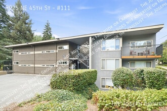 Building Photo - 3925 NE 45th St