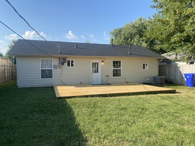 Building Photo - 1211 Dakota St