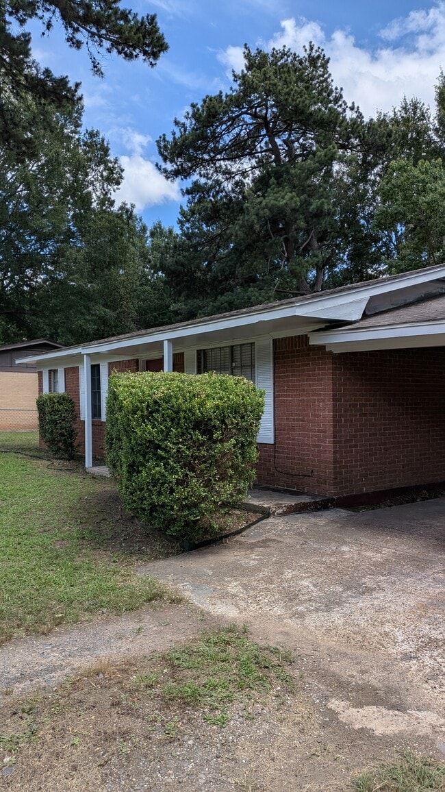 Building Photo - 711 Hillview St