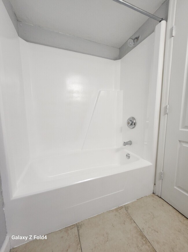 Foto del edificio - 644 Golden Raintree Pl