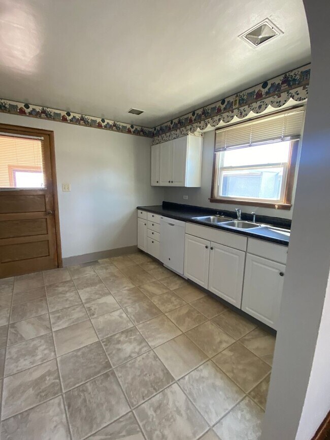 Building Photo - 3 Bed 1 Bath House