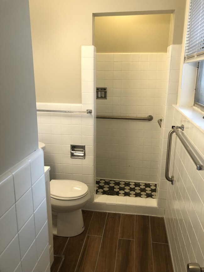On-suite bath - 1010 Duke Ave