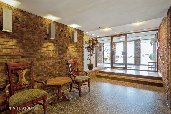 Building Photo - 205 W Miner St