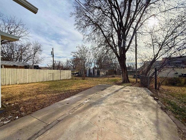 Building Photo - 904 E Ash St