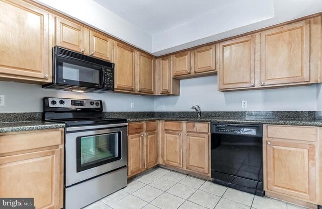 Building Photo - 3179 Summit Square Dr