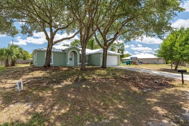 Foto del edificio - Charming 3-Bed, 2-Bath Home in Palm Bay