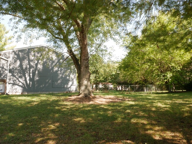 Building Photo - 8945 Mariposa Dr