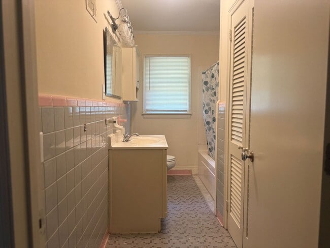 Building Photo - ComingSoon! 3 bedroom 2 bathroom home loca...