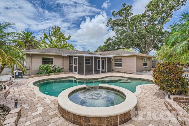 Building Photo - 3817 19th Ave N