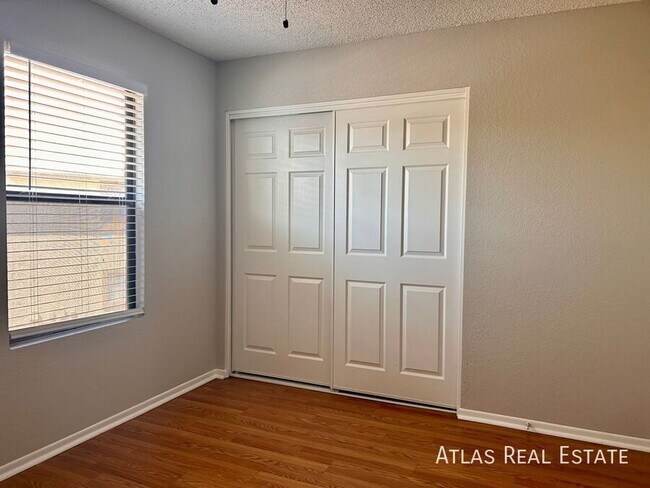 Foto del edificio - 465 W Ivyglen St