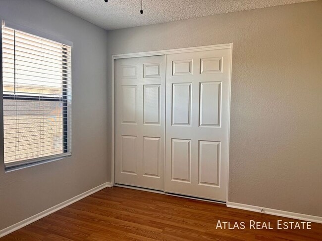 Building Photo - 465 W Ivyglen St