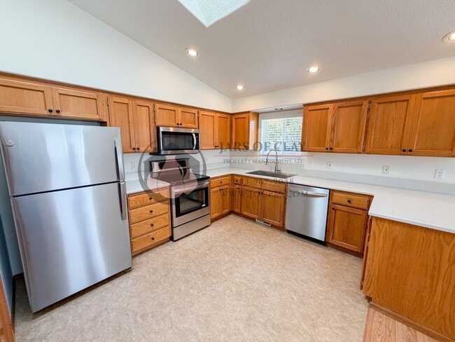 Building Photo - Beautiful Well Cared for West Salem Home