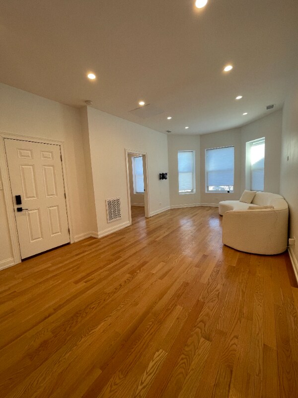 Foto del edificio - 2148 N Kedzie Blvd