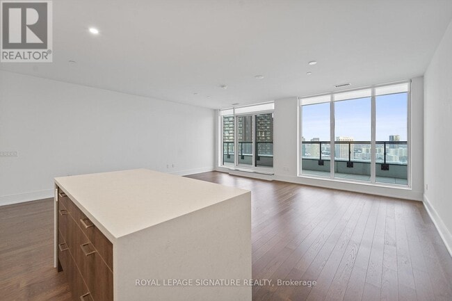 Photo du bâtiment - 30 Inn On The Pk Dr