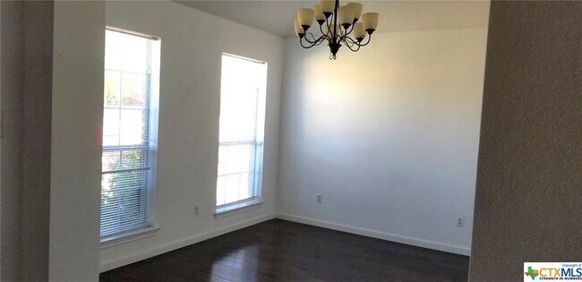 Building Photo - 2403 Creek Dr