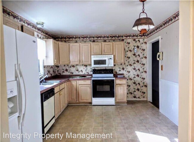Building Photo - 3 br, 1.5 bath House - 1112 E. 10th St.