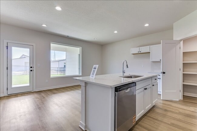 Foto del edificio - Beautiful Three Bedroom, Two Bathroom