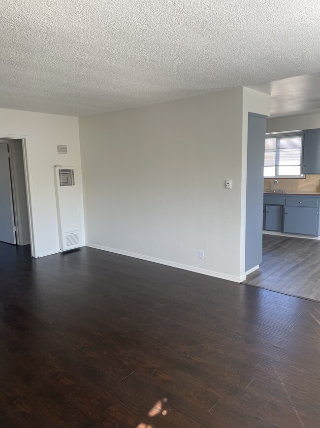 Large livingroom - 1102 W Angeleno Ave