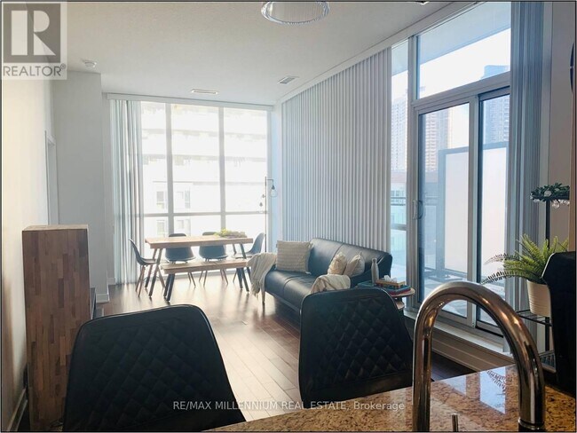 Photo du bâtiment - 4070 Confederation Pkwy