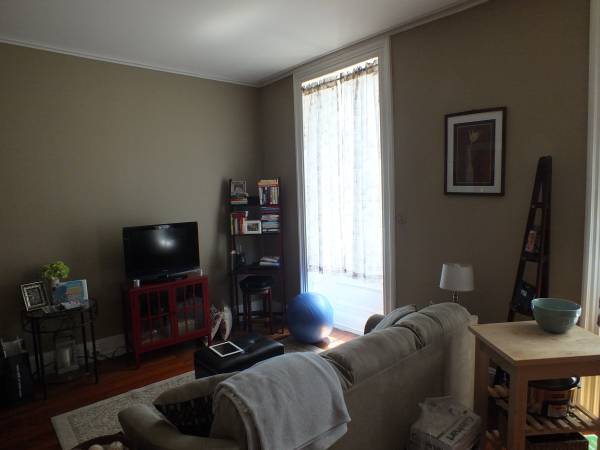Front Room 3 - 1935 Spring Garden St