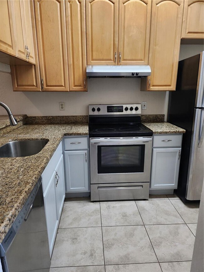 Foto del edificio - 4171-4179 NW 114th Ave