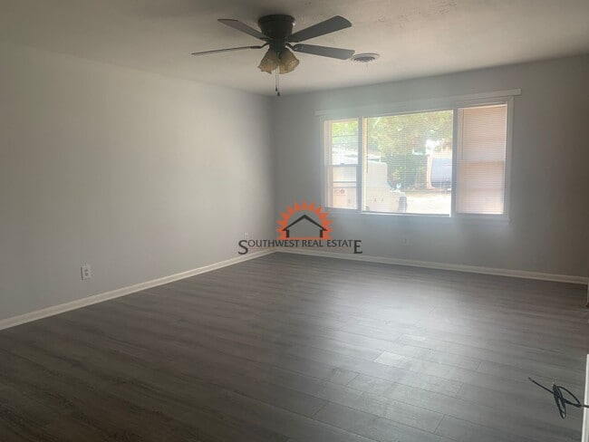 Building Photo - Beautiful 3 bedroom 2 bath home with a 1 car garage.available 4/1/25