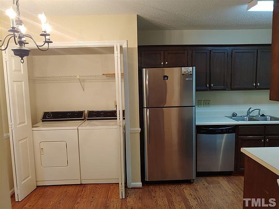 Foto del edificio - 503 Darby Glen Ln