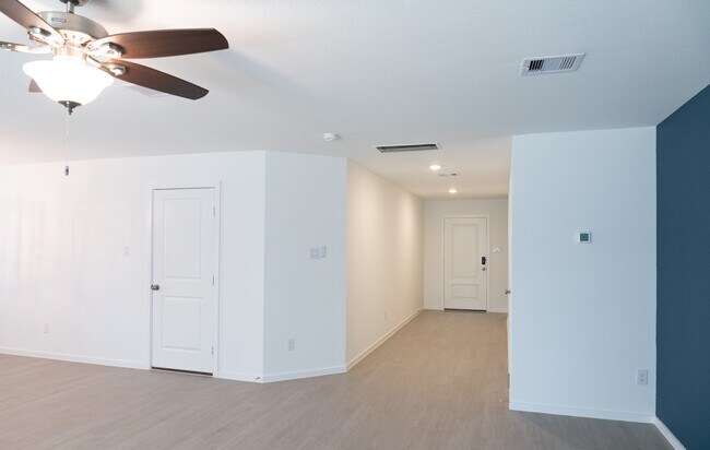 Building Photo - 3018 Mallorca Dr
