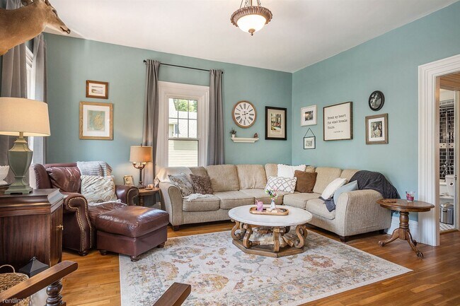 Building Photo - 4 br, 3 bath House - 336 N Division St