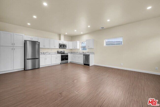 Foto del edificio - 6625 Duchess Dr
