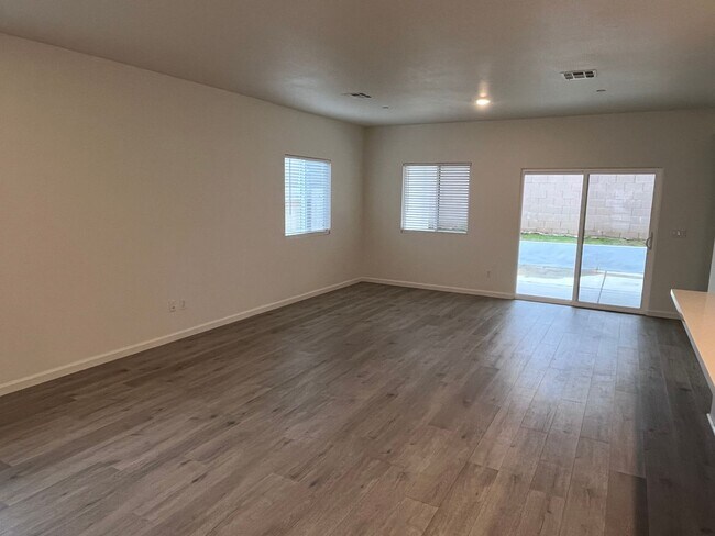 Foto del edificio - BEAUTIFUL NEWER HOME IN WEST ROSEVILLE!!
