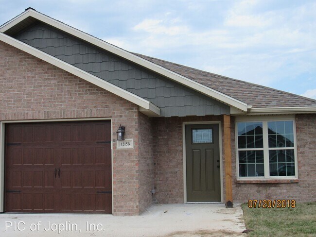 Building Photo - 1215 Montana Pl