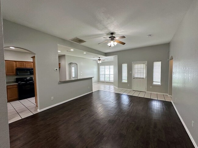 Building Photo - Beautiful 4-bed, 3-full bath Single-story ...