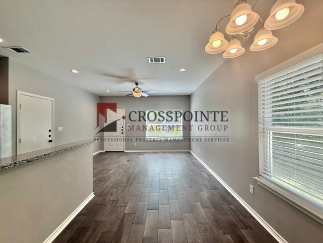 Foto del edificio - Tour Today! 2 Bedroom 2 Bath Duplex!