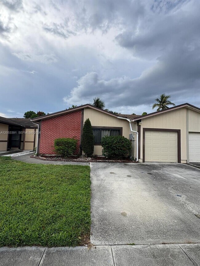 Building Photo - 9821 W Elm Ln