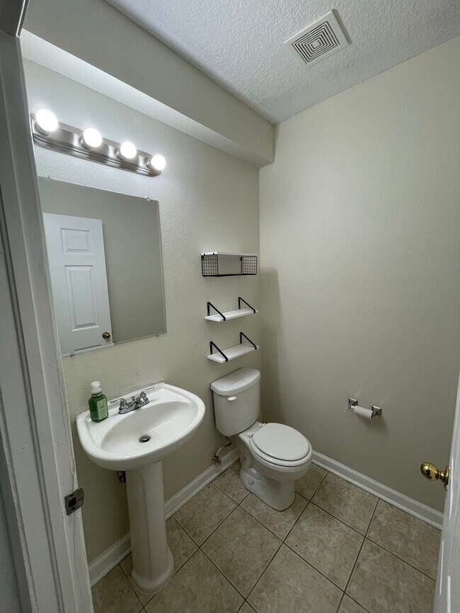 Building Photo - Charming Townhouse in Bustling Wesley Chapel!