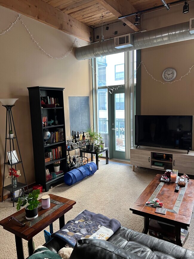 Área de estar - 940 Monroe Ave NW
