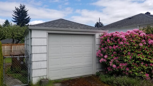 Garage - 2501 N Mullen St