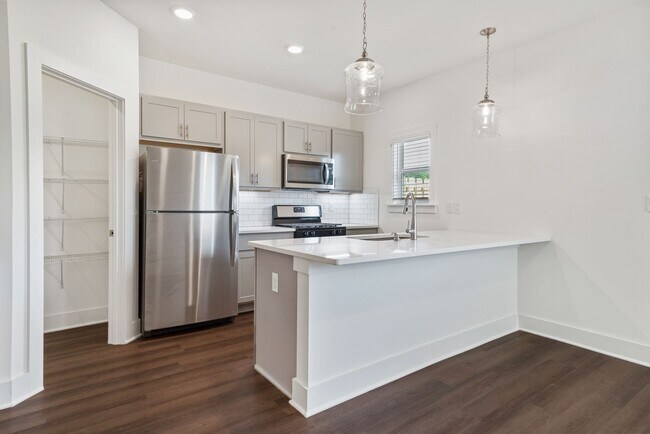 Foto del edificio - 3 Bedroom Home With Spacious Garage
