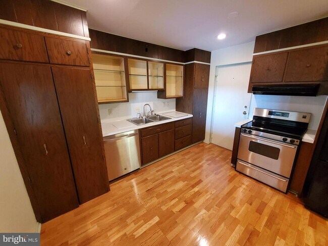 Building Photo - 1375 Pershing Blvd
