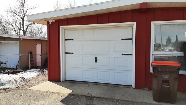 Front of Garage - 2880 Highway 61