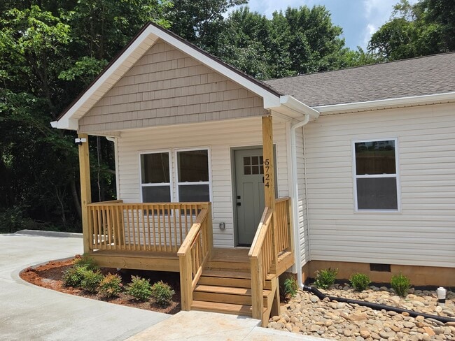 Photo - 5724 Wallwood Rd (Knoxville, TN) Apartment