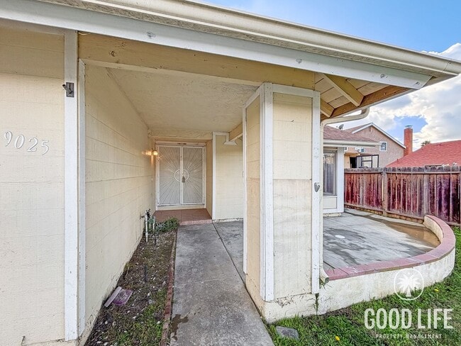 Foto del edificio - Spacious 5B/3BA House in Spring Valley W/ Private Backyard, 2-Car Garage, & Bonus Family Room!