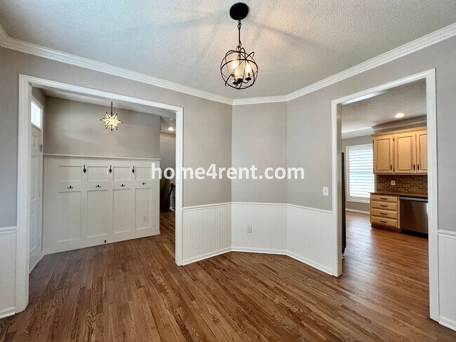 Foto del edificio - Updated Kitchen, Large Two Tiered Deck, Finished Basement in Blue Valley Schools!