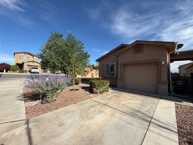 Building Photo - 2 Bedroom Single Story Town Home Available Near 98th St SW & Dennis Chavez Blvd SW!